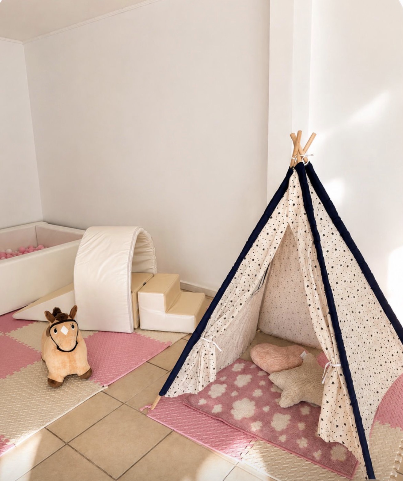 Carpa tipi, piscina de pelotas y set de motricidad de ALMA Kids